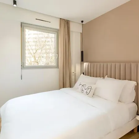 Luxurious 3 Min Walk From Eiffel Tower